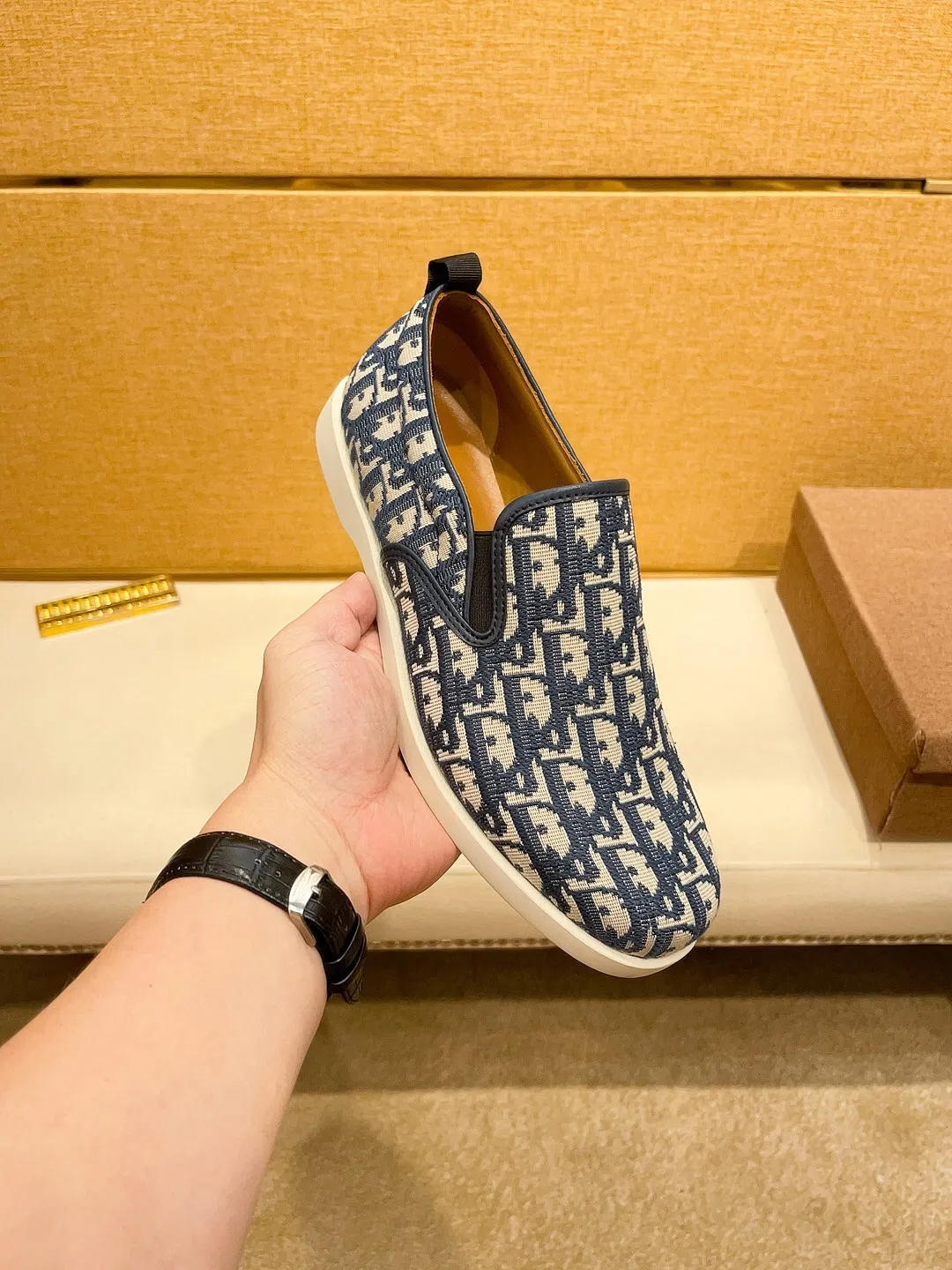 Factory price 380🔥[Dior] The latest 2024 new model is carefully crafted and set off the audience! An international brand that continues to innovate. This men's all-season casual shoe, the original version, has an all-leather upper, breathable and comfortable leather feet ➕Rubber non-slip outsole, breathable and comfortable, quality speaks for itself👄Color: two colors Size: 38-44
